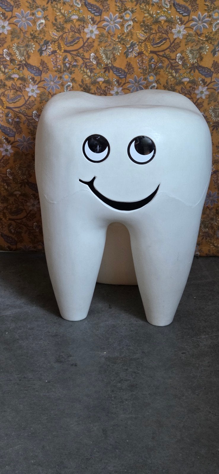 Retro vintage kies tand krukje krukje met lachend gezichtje, Ophalen