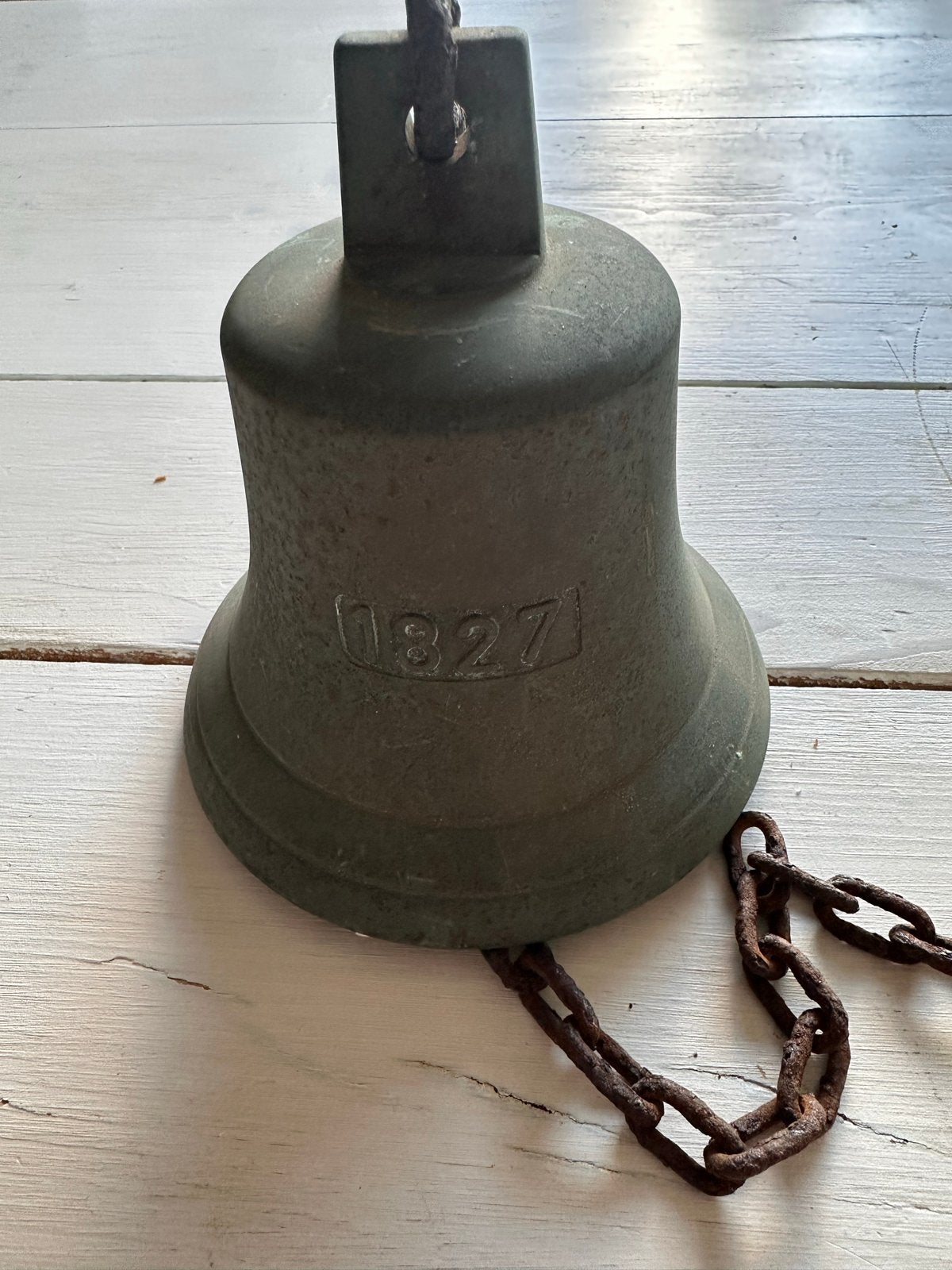 Antieke bronzen bel uit 1827 met ketting, Ophalen of Verzenden