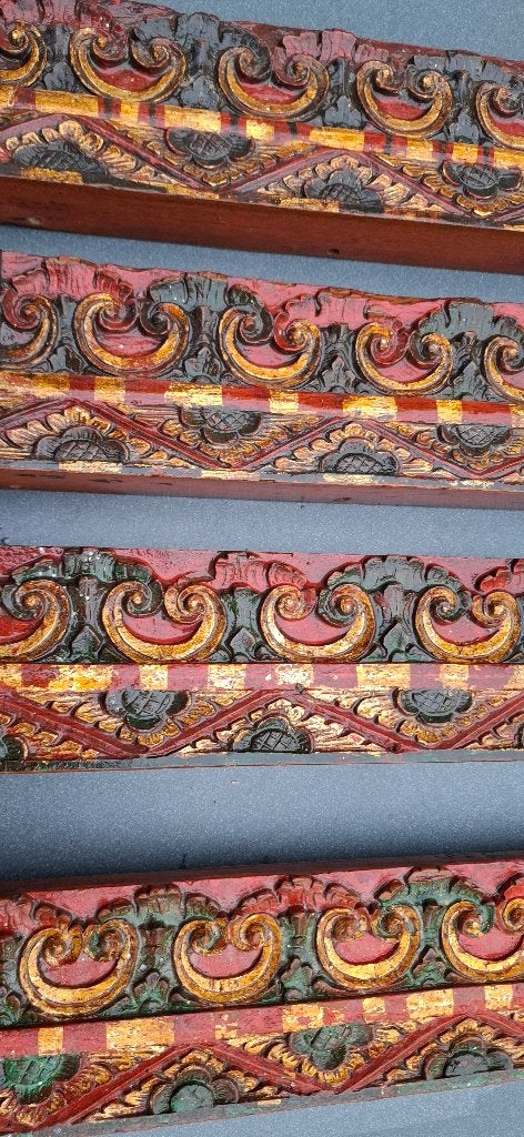Antieke Indonesische reliefs op hout., Ophalen