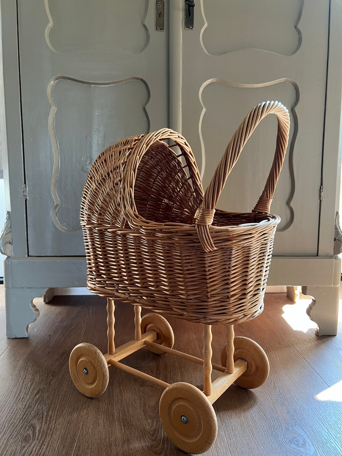 Rotan poppenwagen met houten onderstel, Ophalen, Zo goed als nieuw, Overige typen