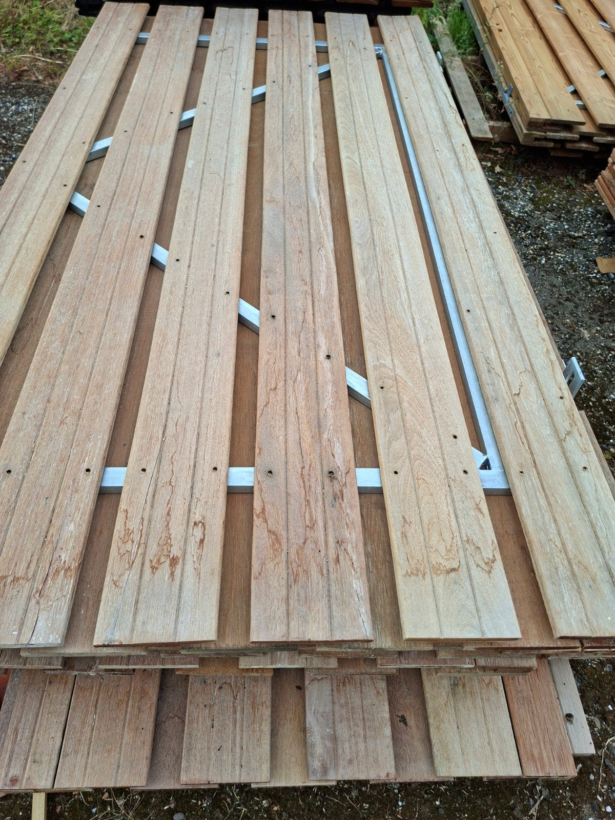 Nieuwe schuttingdeuren+stalen frame en uniek ophangsystee, Ophalen of Verzenden, Nieuw, Hout, 2 meter of meer