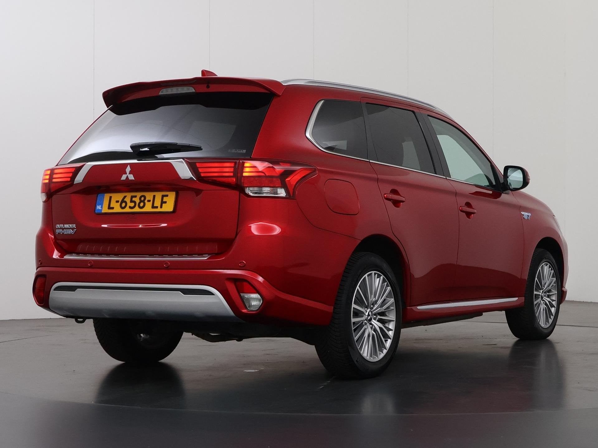 Mitsubishi Outlander 2.4 PHEV Intense | Parkeercamera | Clim, Auto's, Automaat, Euro 6, 4 cilinders, 1865 kg
