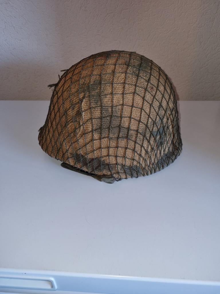M1 helm met net en jute camouflage, Verzamelen, Ophalen of Verzenden, Landmacht, Nederland, Helm of Baret