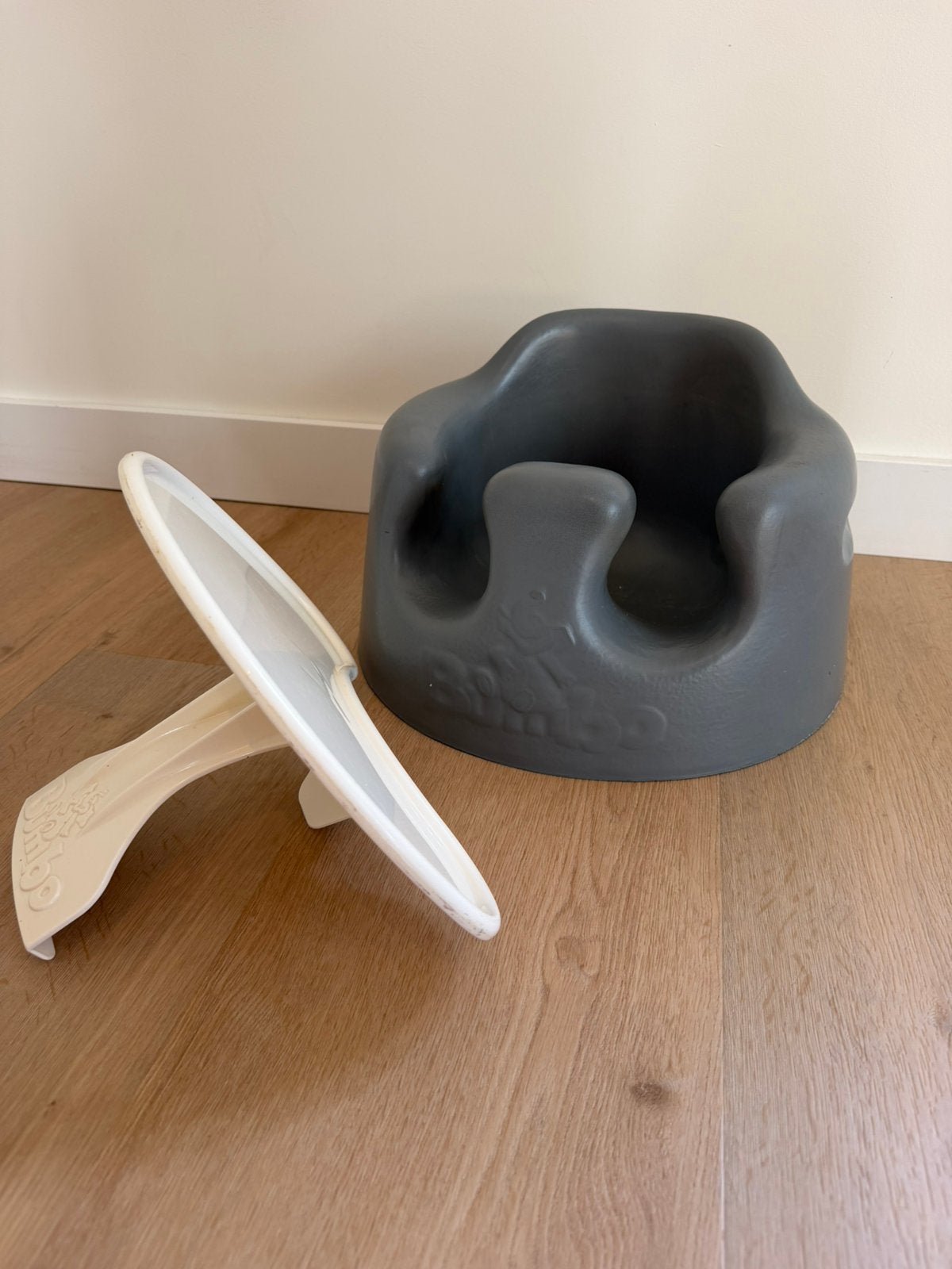 Gratis - Grijs bumbo kinderstoeltje met afneembaar tafeltje, Kinderen en Baby's, Ophalen, Zo goed als nieuw, Overige typen