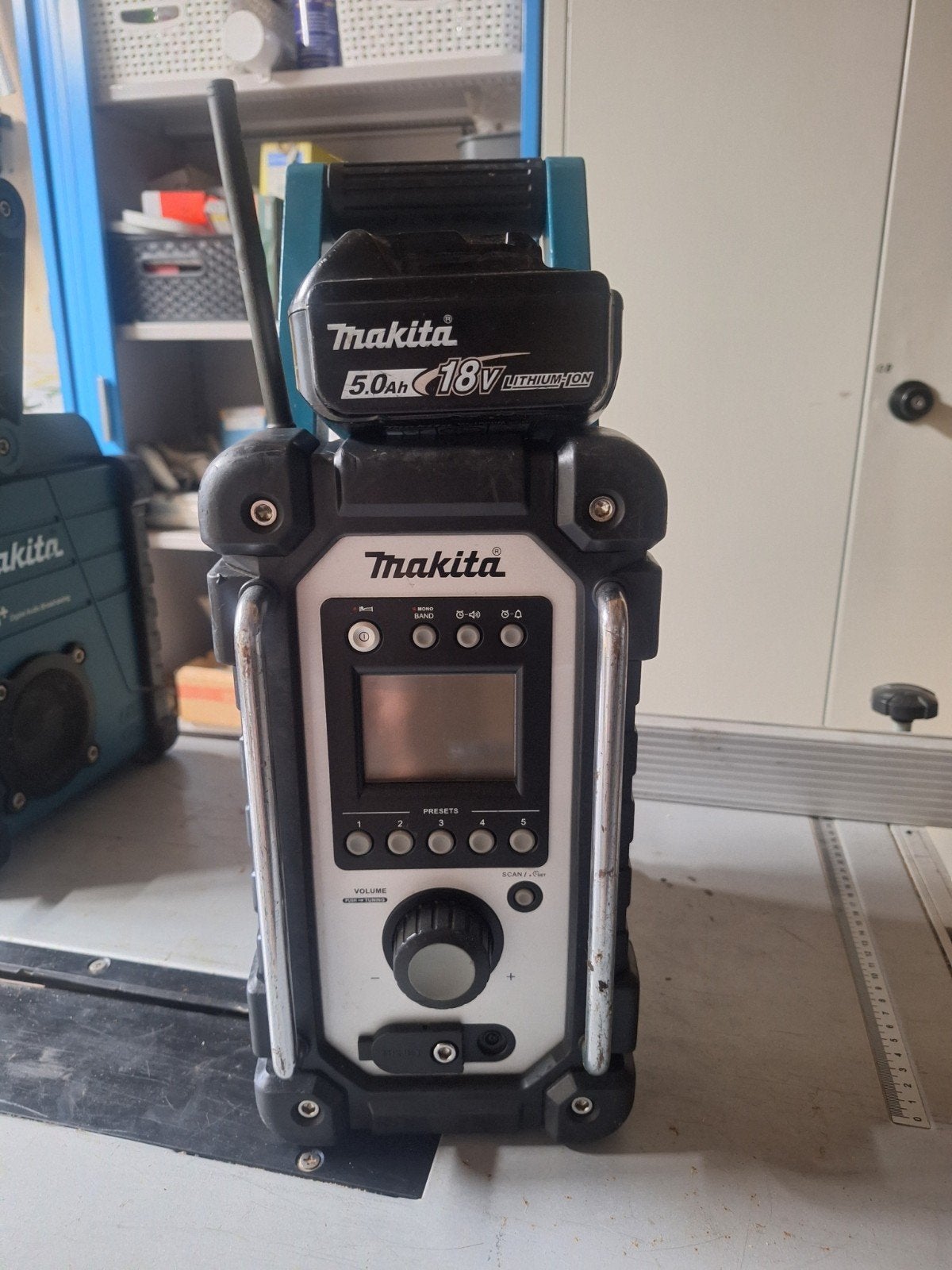 Makita DMR102 BOUWRADIO incl nette 5AH 18v accu, Ophalen of Verzenden, Zo goed als nieuw, Bouwradio