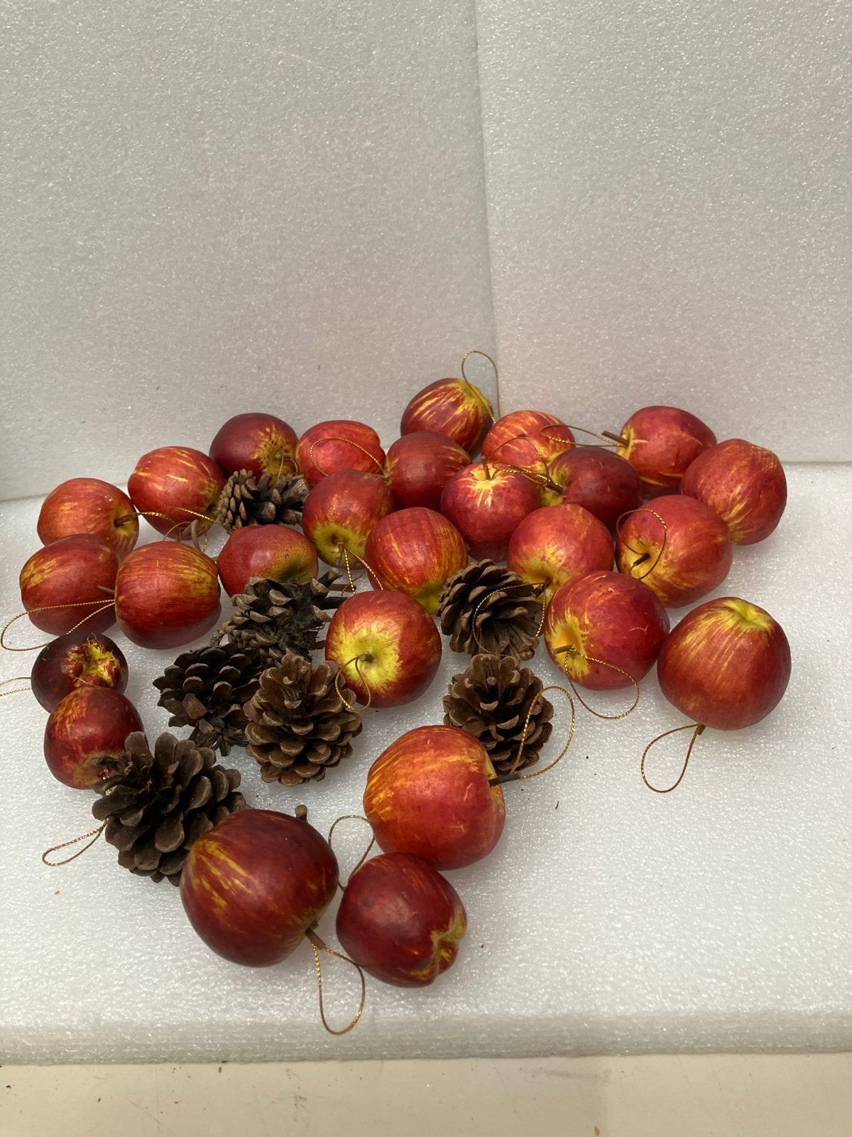 25 hobby appels met dennenappels, Ophalen of Verzenden, Zo goed als nieuw, Rood, Overige materialen