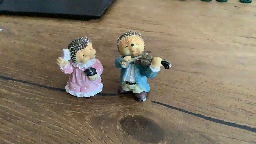 2  schattige egel beeldjes, Ophalen of Verzenden, Zo goed als nieuw, Pop