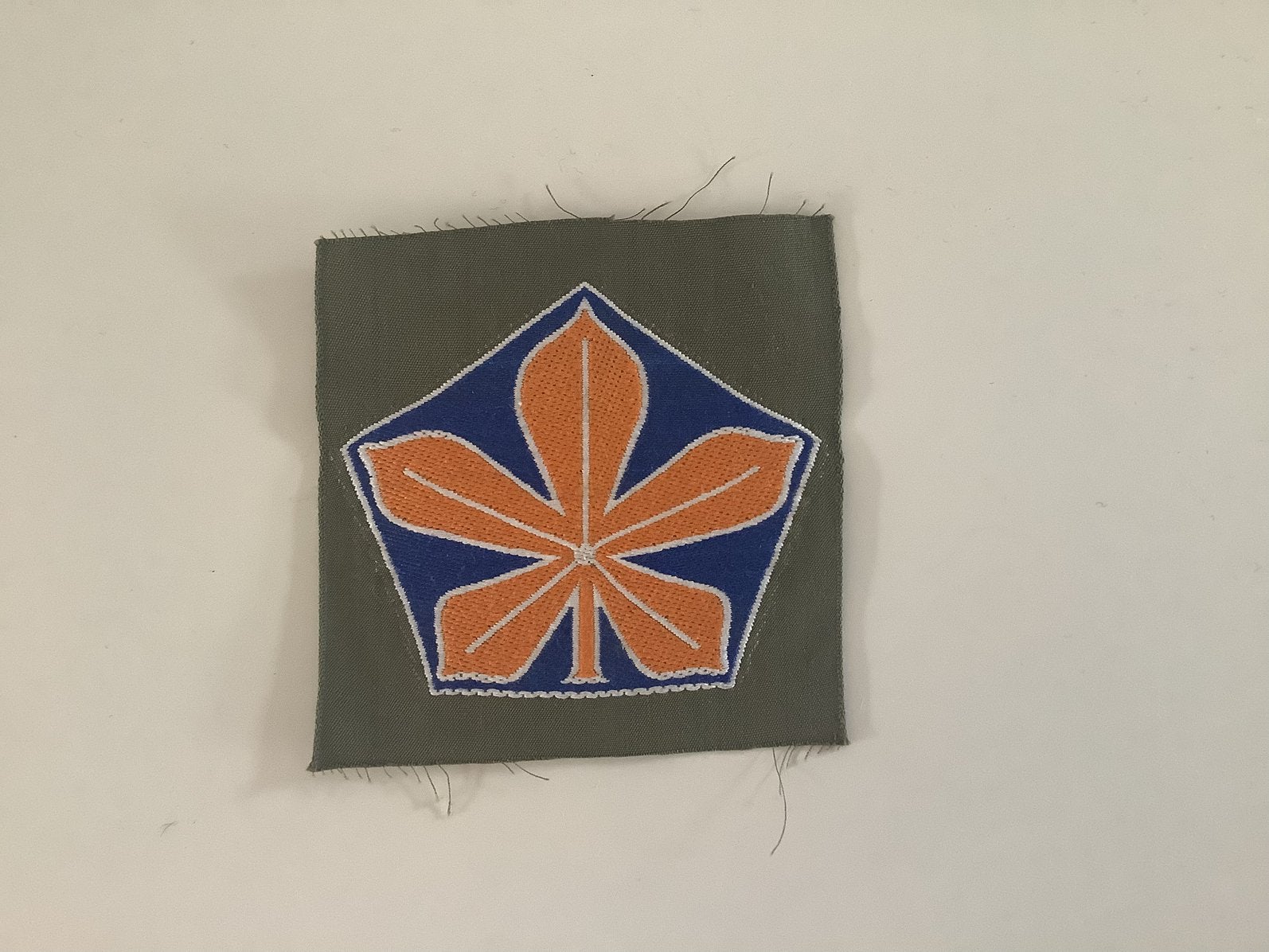 Mouwembleem 5e Divisie Koninklijke Landmacht van voor 1993, Ophalen of Verzenden, Landmacht, Nederland, Embleem of Badge