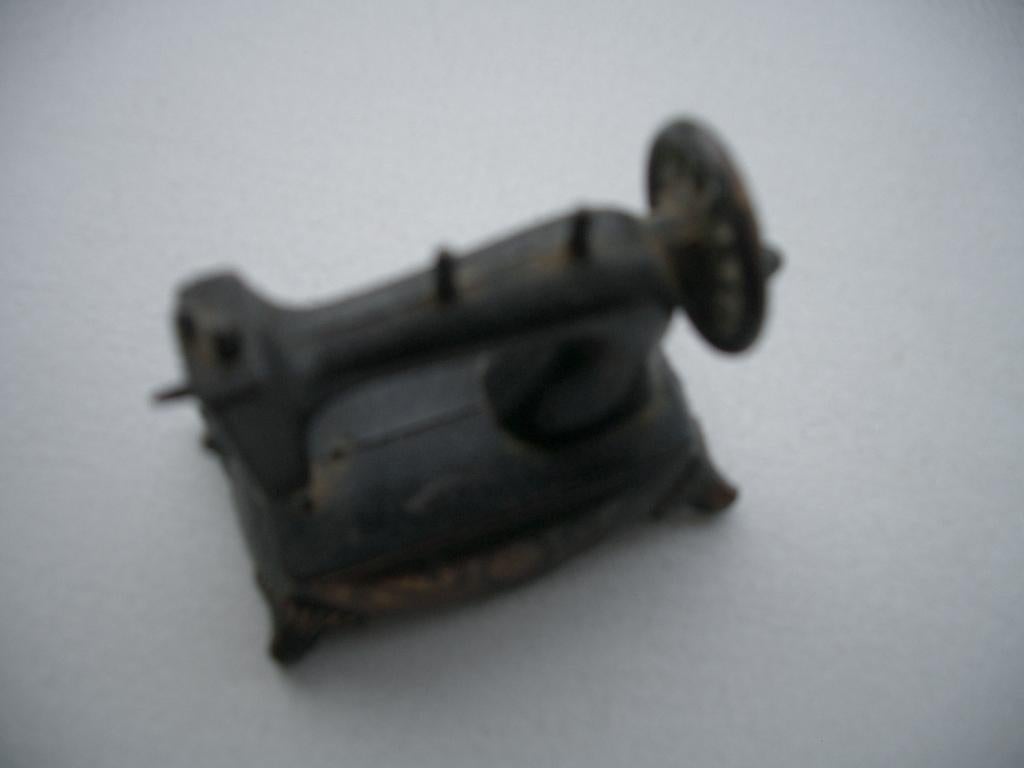 puntenslijper antiek koper miniatuur naaimachine verzamelen, Antiek en Kunst, Ophalen of Verzenden, Koper