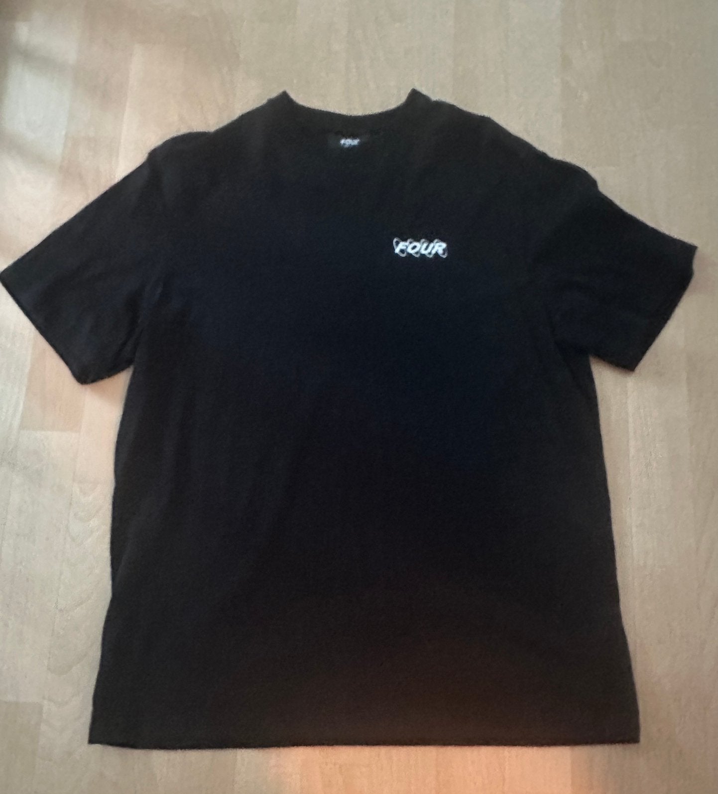 Te koop: FOUR Amsterdam Tshirt mt L zgan, Ophalen of Verzenden, Zo goed als nieuw, Maat 52/54 (L), Zwart
