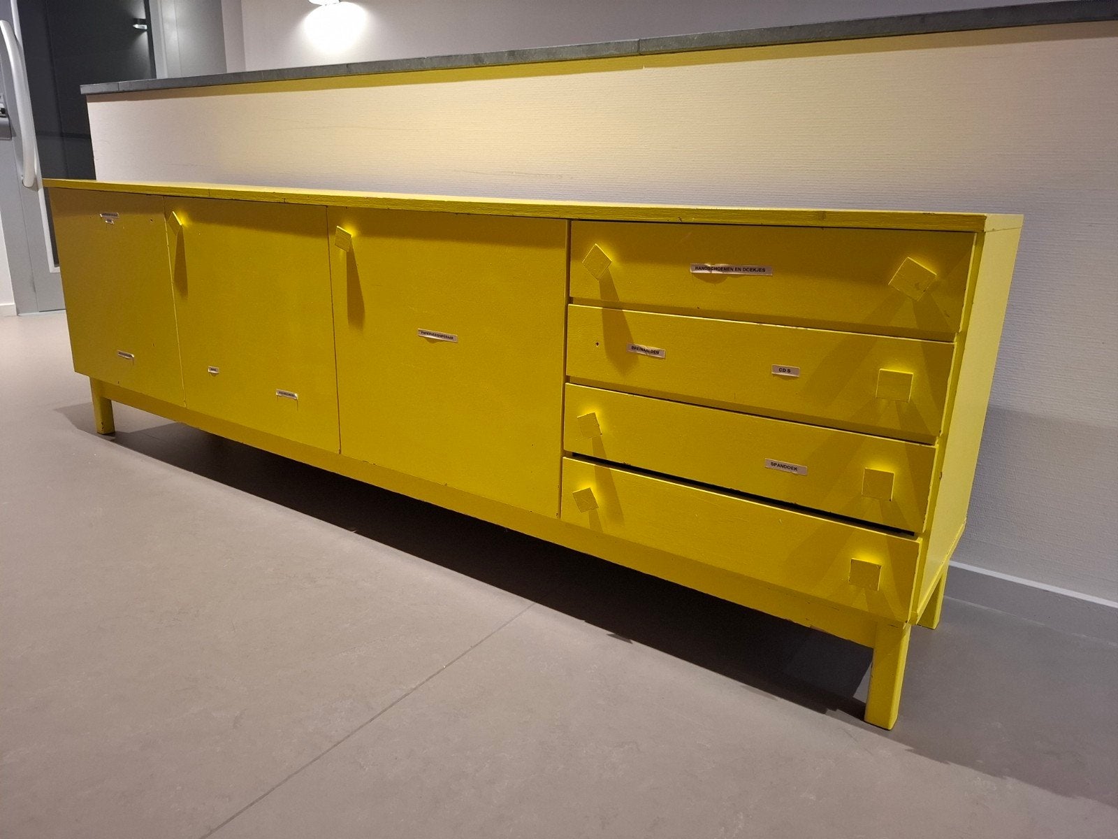 Gele dressoir met lades en deuren, Ophalen, Gebruikt, Met lade(s), Modern, Vrolijk, Functioneel