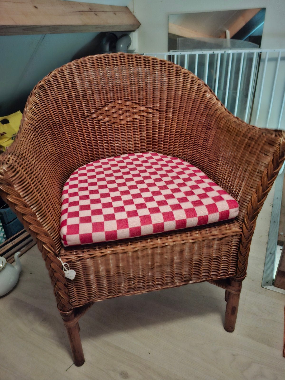 Rotan stoel met kussen - In goede staat, Huis en Inrichting, Stoelen, Ophalen, Bruin, Riet of Rotan, Zo goed als nieuw