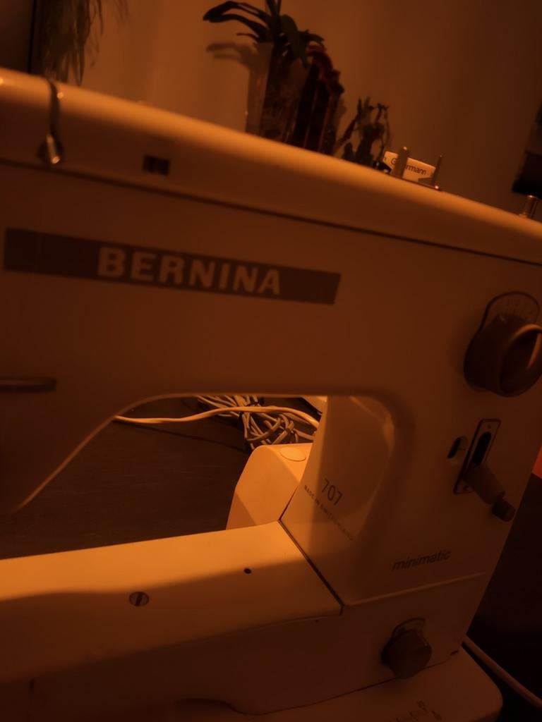 Gezocht voetpedaal bernina 707, Ophalen of Verzenden, 250 ampère of meer, Overige typen