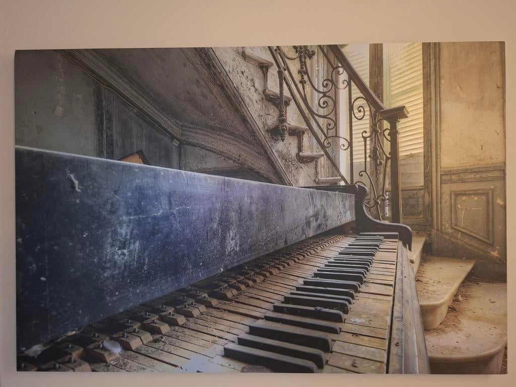 Schilderij van een oude piano, Gebruikt, Ophalen of Verzenden, Schilderij, 100 tot 125 cm