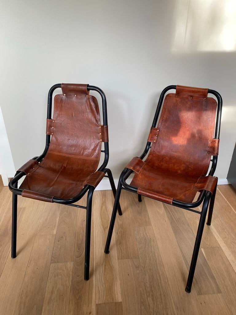 2x Charlotte Perriand Les Arcs stijl stoelen met patina, Huis en Inrichting, Stoelen, Ophalen, Gebruikt, Twee, Bruin