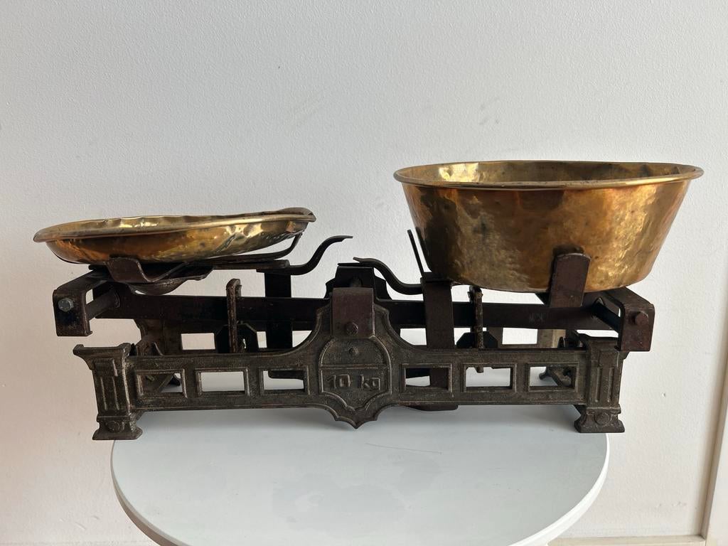 Antieke balansweegschaal met koperen schalen, Antiek en Kunst, Ophalen of Verzenden