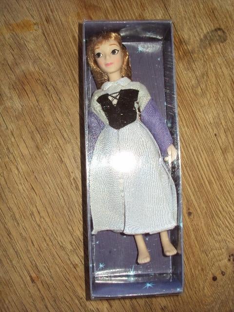 Disney Doornroosje porseleinen pop 18cm De Agostini, Ophalen of Verzenden, Overige figuren, Nieuw, Beeldje of Figuurtje