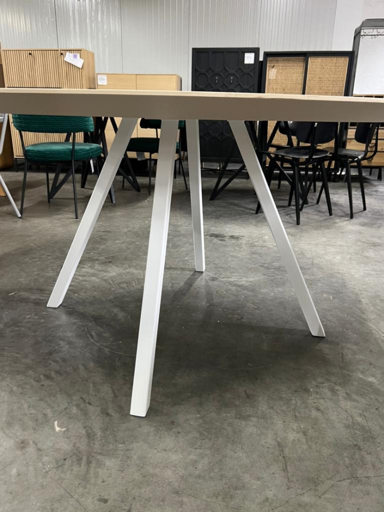 Studio Henk Eettafel 140 cm Beige HPL Fenix | Van €2629, nu, Studio Henk, Nieuw, Ophalen of Verzenden, Studio Henk