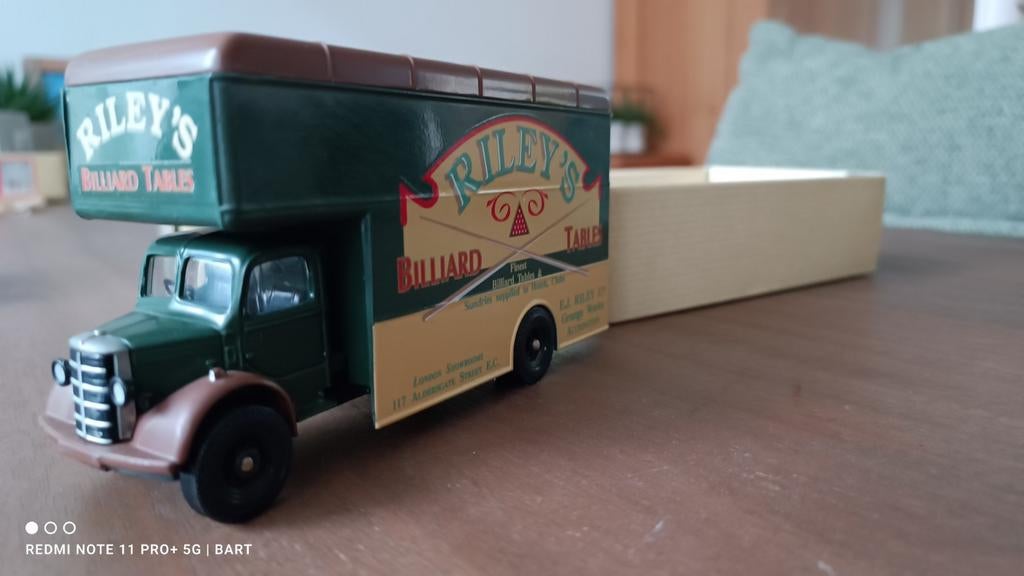 BEDFORD PANTETHNICON RILEY'S BILJARD CORGI, Hobby en Vrije tijd, Modelauto's | 1:50, Ophalen of Verzenden, Zo goed als nieuw, Bus of Vrachtwagen