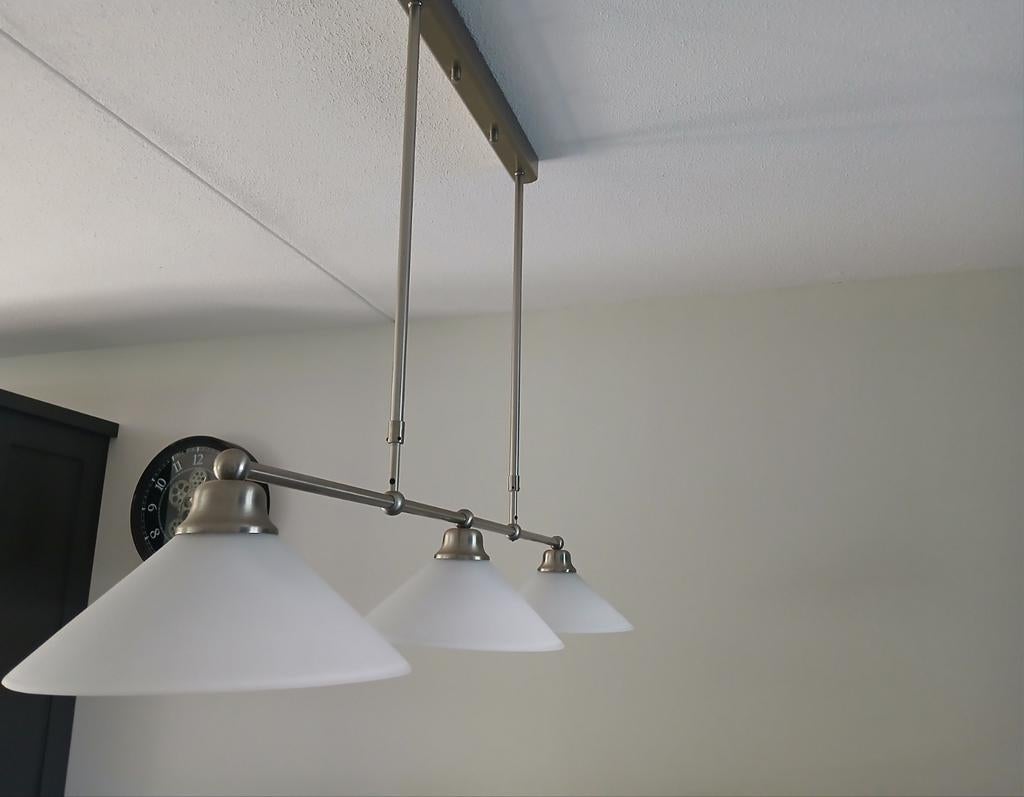 3 RVS lampen van Straluma met witte, glazen kappen. €25/lamp, Ophalen, Zo goed als nieuw
