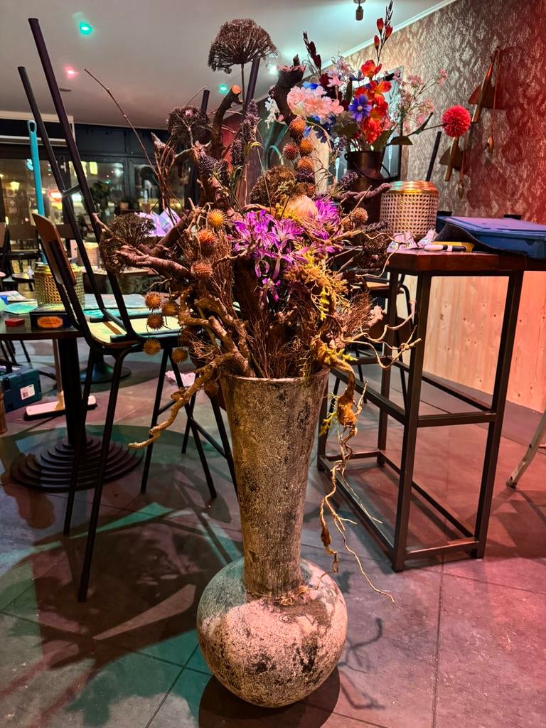 Grote decoratieve vaas met stoer bloemstuk – eyecatcher!, Ophalen of Verzenden, Zo goed als nieuw