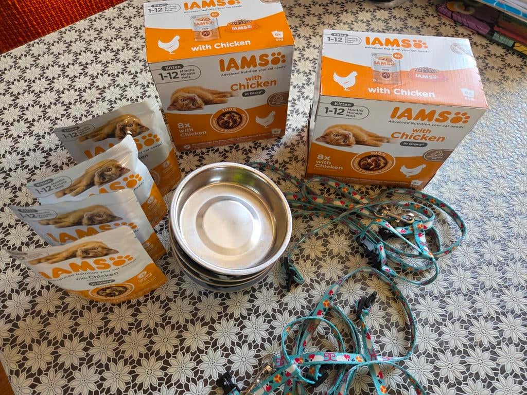 Kittenvoer, voerbakjes en 2 tuigjes + lijntjes, Ophalen of Verzenden, Kat