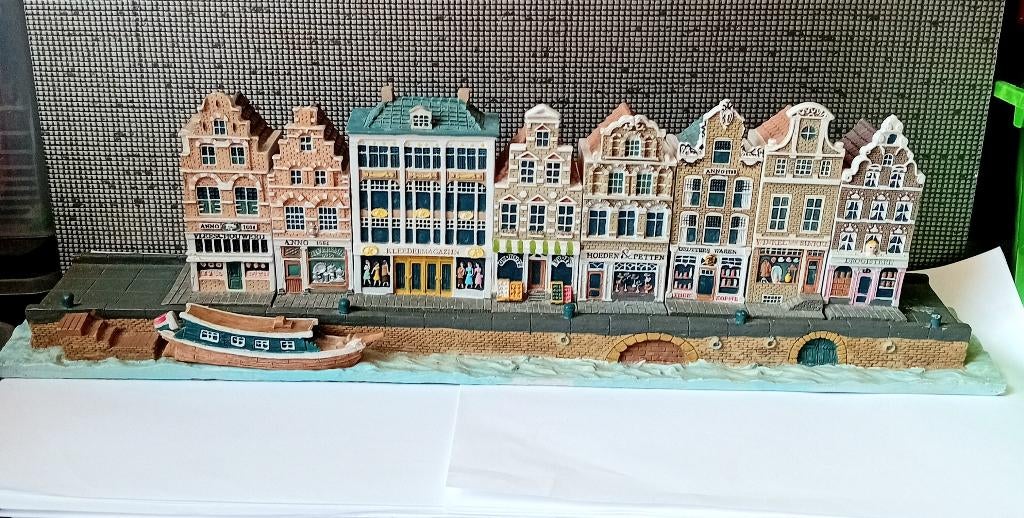amsterdamse grachtenpandjes/klm huisjes op display, Verzamelen, KLM Huisjes, Ophalen of Verzenden, 61 t/m 80