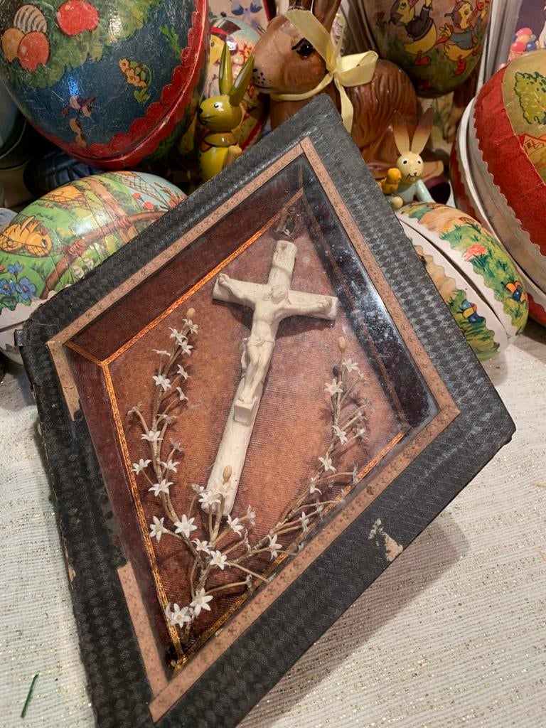 Antiek Kruisbeeld in Lijst - Religieus Kunstwerk, Ophalen of Verzenden
