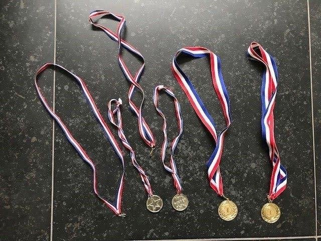 Medailles aan koord Winner 1ste linten Rood Wit Blauw, Ophalen of Verzenden, Overige materialen