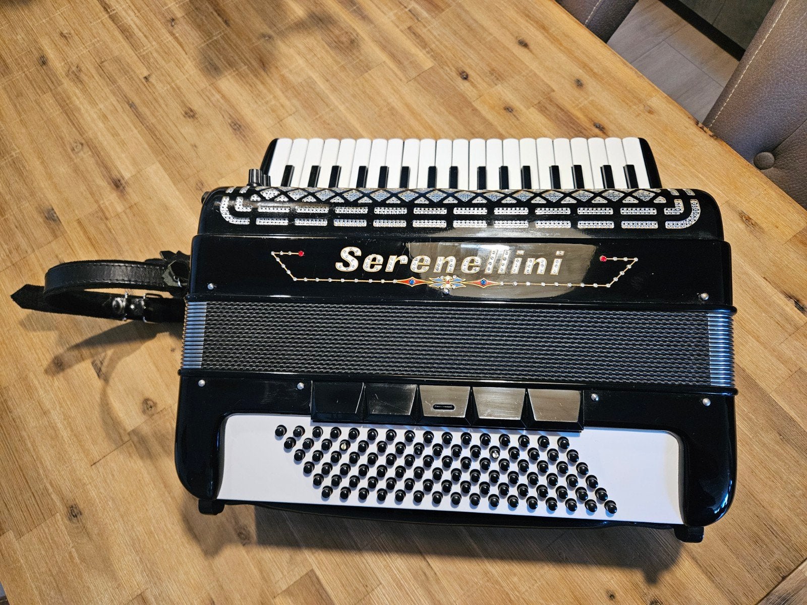 Prachtige Serenellini 217 Italiaanse Accordeon (4-korig), Muziek en Instrumenten, Accordeons, Met koffer, Toetsaccordeon, Zo goed als nieuw