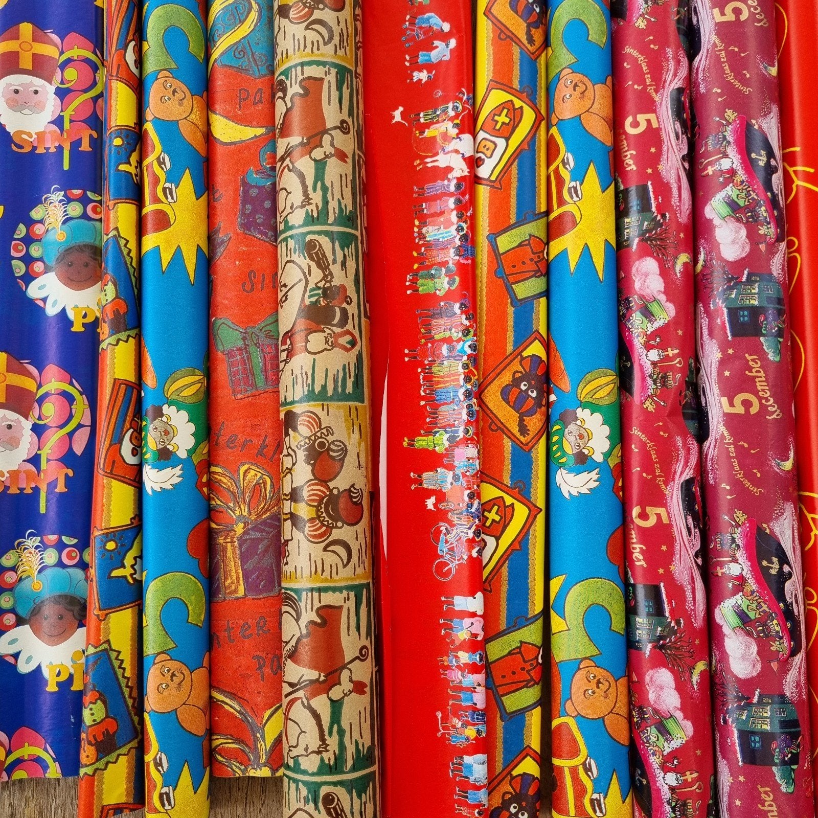 22 rollen sinterklaaspapier zwarte pieten nostalgisch sint, Diversen, Cadeaupapier, Verzenden