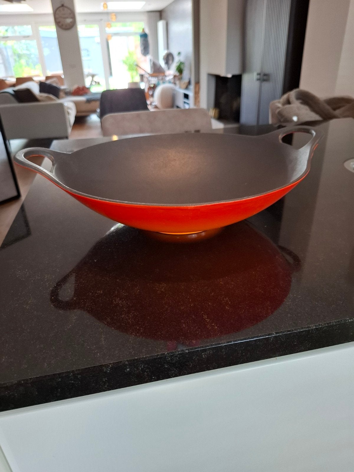 Le Creuset(?) Wokpan Gietijzer Oranje, Huis en Inrichting, Keuken | Potten en Pannen, Gietijzer, Met handvatten, Le Creuset, Ophalen of Verzenden