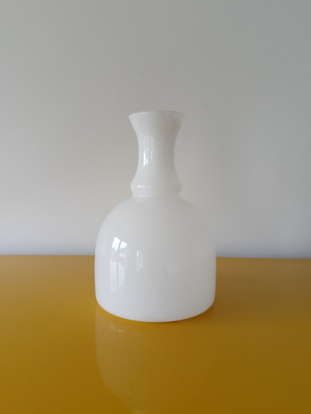 Melkglazen vaasje met kleine beschadiging, Huis en Inrichting, Woonaccessoires | Vazen, Gebruikt, Wit, Ophalen of Verzenden, Glas