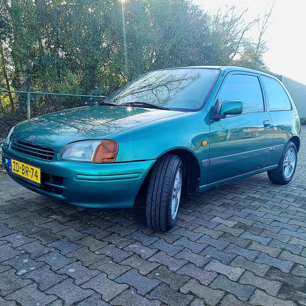 Toyota Starlet 1.3 16V 1999 Groen apk 19 augustus 2026, Auto's, Toyota, Voorwielaandrijving, 74 pk, 4 cilinders, Starlet