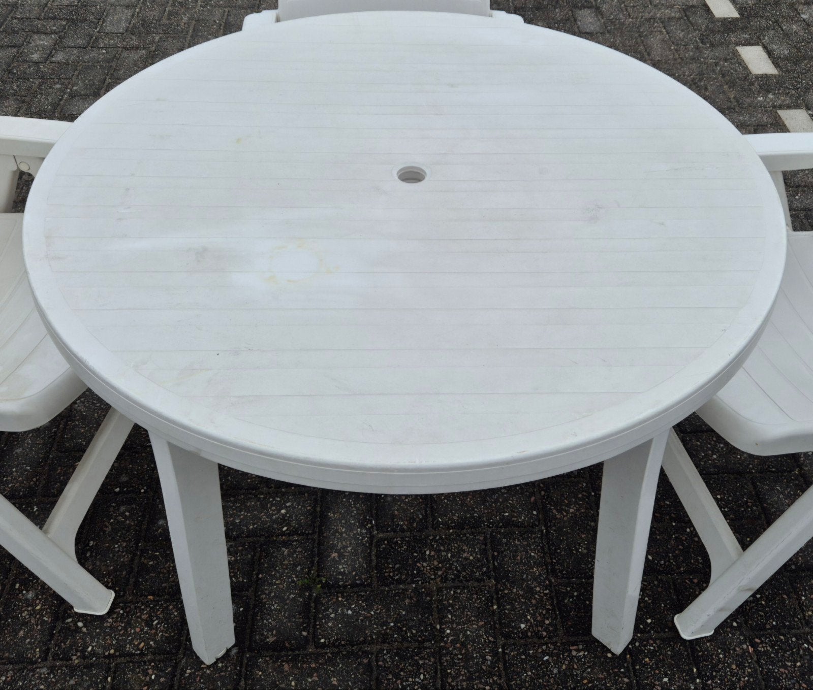 ronde tuintafel met parasolgat, Ophalen, Gebruikt, Kunststof