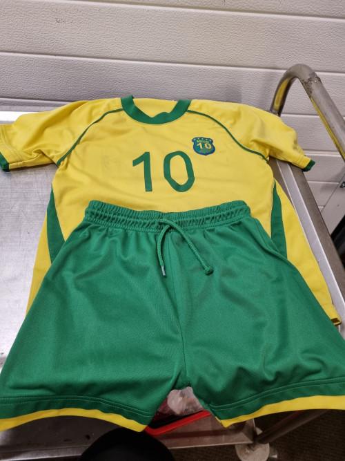 Voetbalset shirt en broek brazilie , maat 128, Kinderen en Baby's, Ophalen of Verzenden, 'T Olde Gre-j, Info@toldegrej.nl, Endepoelstraat 20f Didam