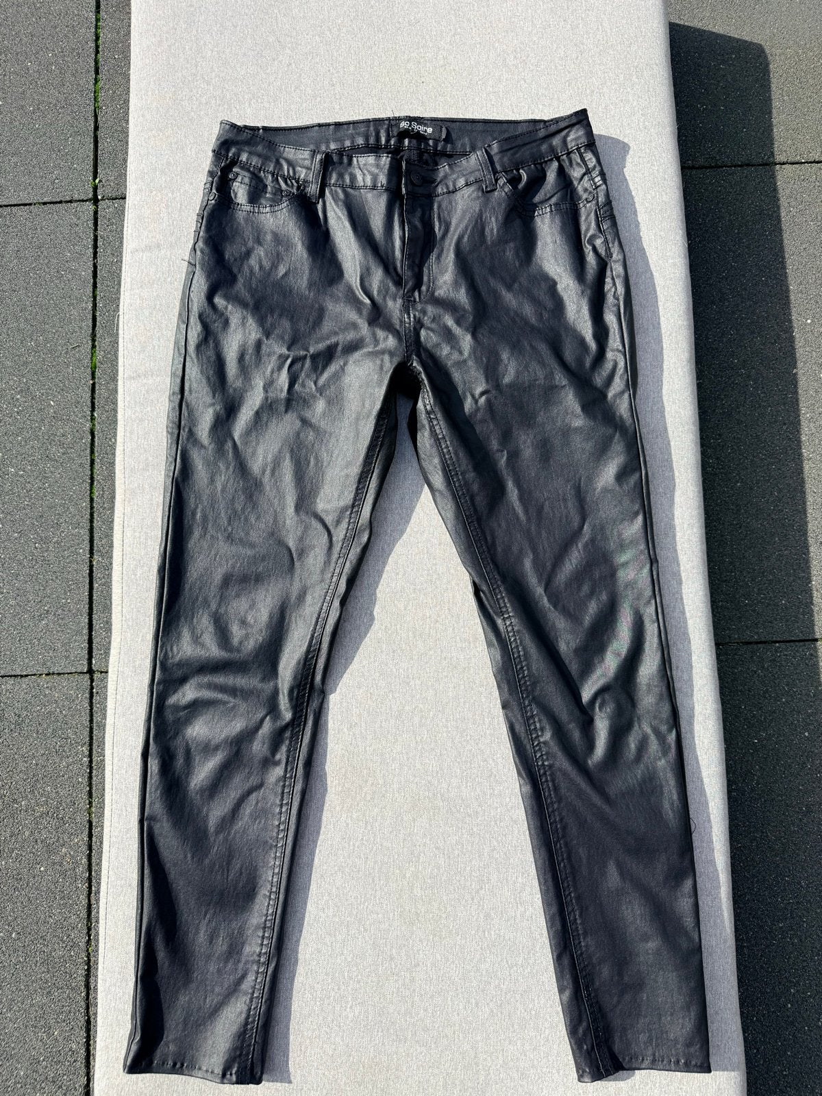 So Soire Zwarte Gecoate Broek - Maat L, Kleding | Dames, Verzenden, Zwart, Maat 42/44 (L), Zo goed als nieuw