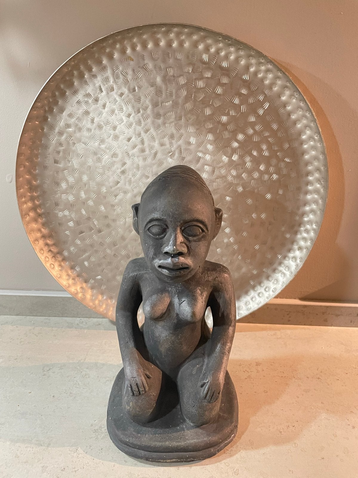 Afrikaans beeld van een knielende vrouw, Steen/keramiek, Bruin, Afrika, Ophalen of Verzenden