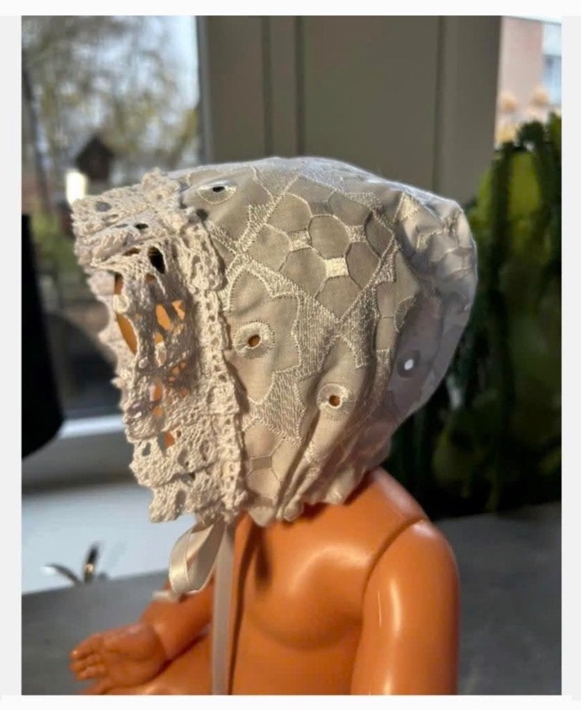 Lief Brocante poppenmutsje wit, gehaakte rand, Verzamelen, Poppen, Ophalen of Verzenden, Zo goed als nieuw, X, Kleertjes