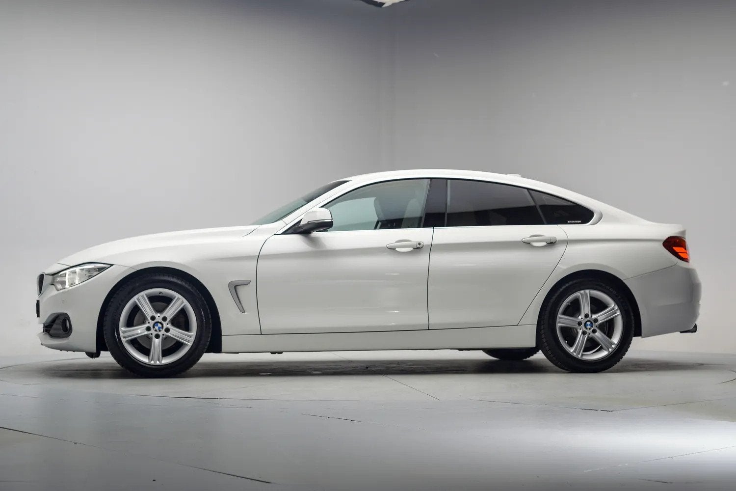 BMW 4 Serie 418i Executive Sport Aut. [ Navi Xenon PDC Clima, Auto's, Automaat, Dealer onderhouden, 136 pk, Gebruikt