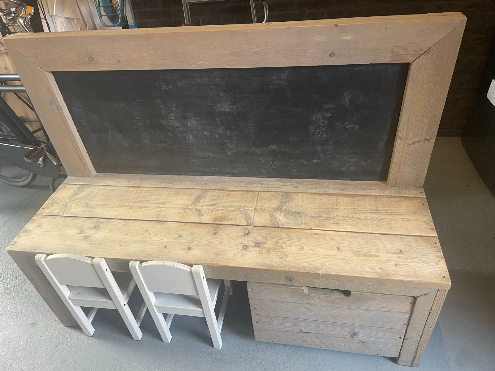 Houten speelbank met krijtbord, 2 stoeltjes en opbergruimte, Ophalen, Gebruikt