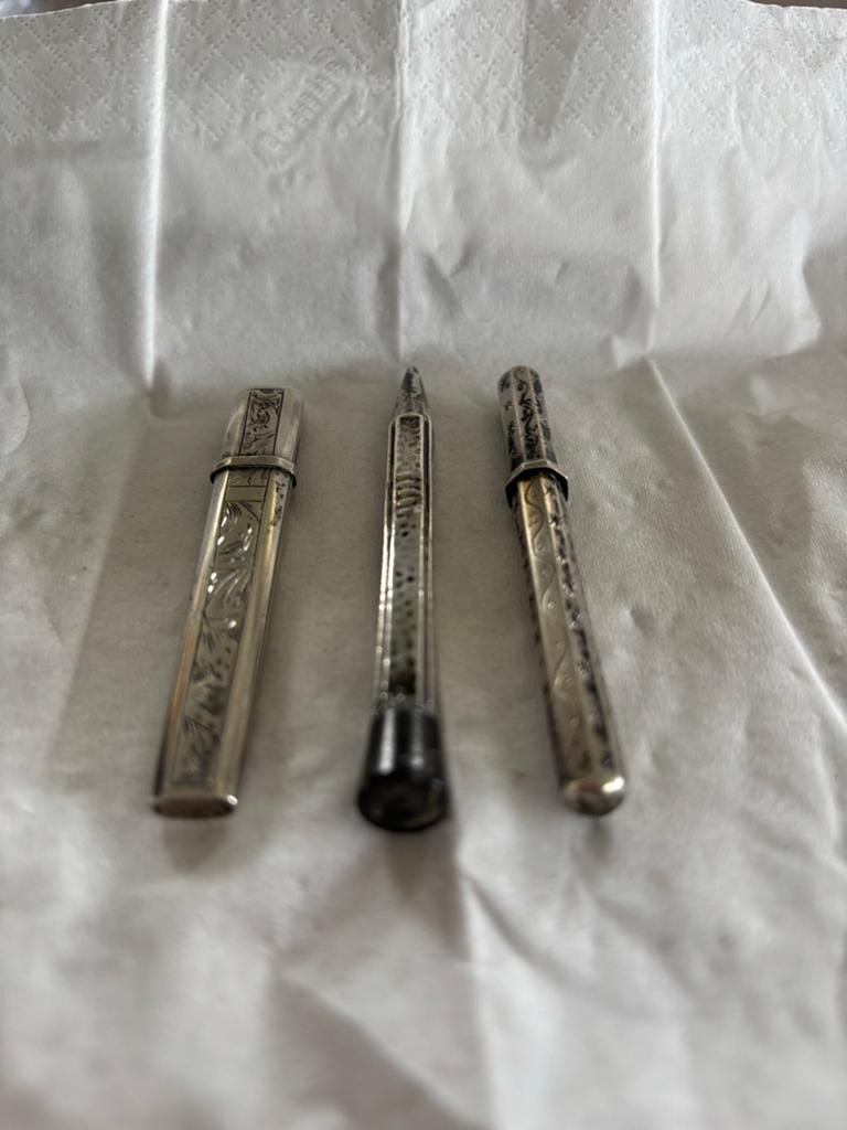 Twee zilveren naaldenkokers en een potloodje, 8cm lang, Ophalen of Verzenden, Zilver