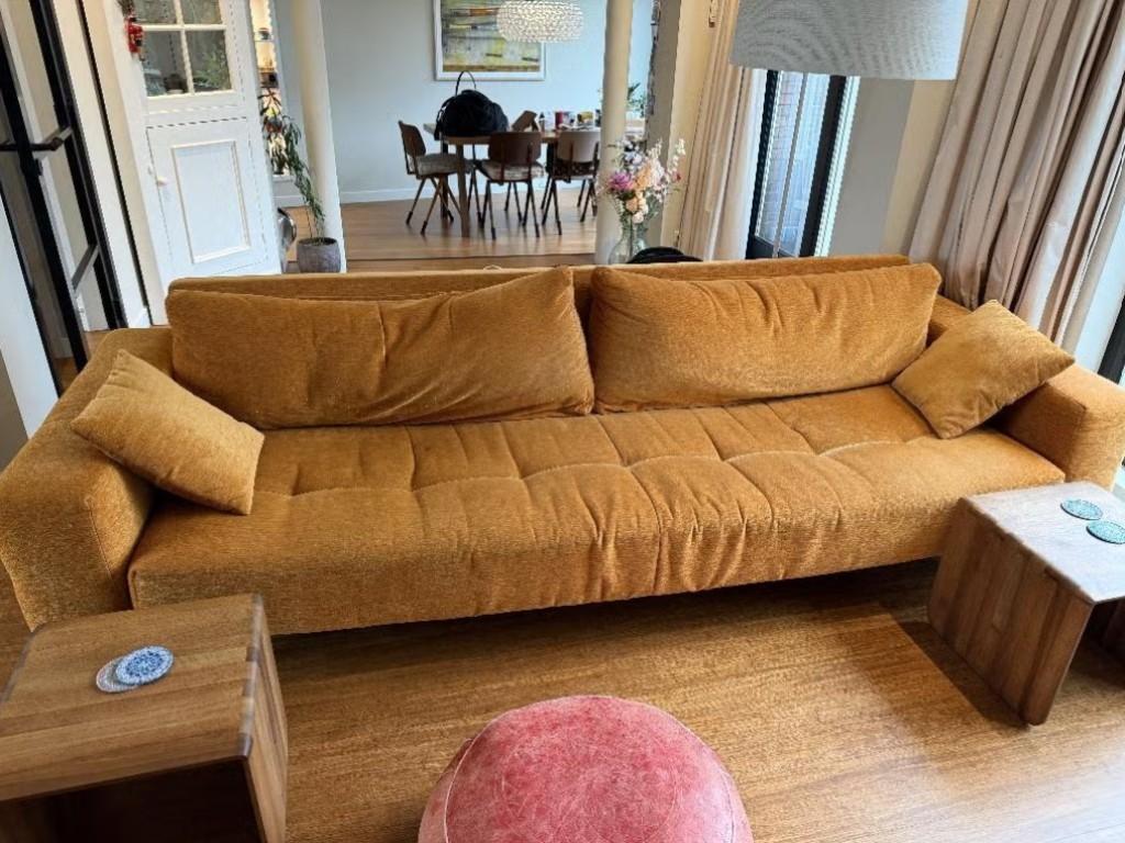 Grote design 4-zits bank – okergeel / cognac Passe Partout, Huis en Inrichting, Banken | Bankstellen, Ophalen, 250 tot 300 cm