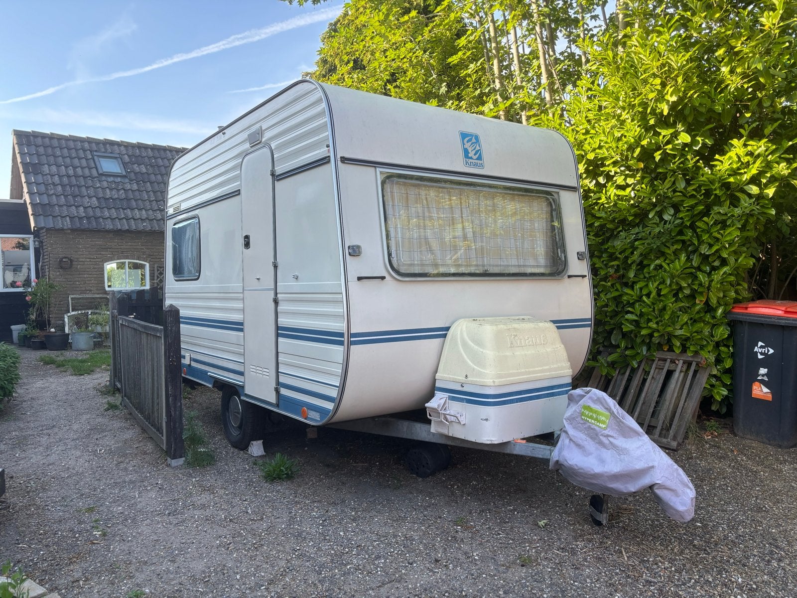 Knaus Luxus 365 Caravan - Compact en Compleet, Omvormbare zithoek, Treinzit, 750 - 1000 kg, Particulier