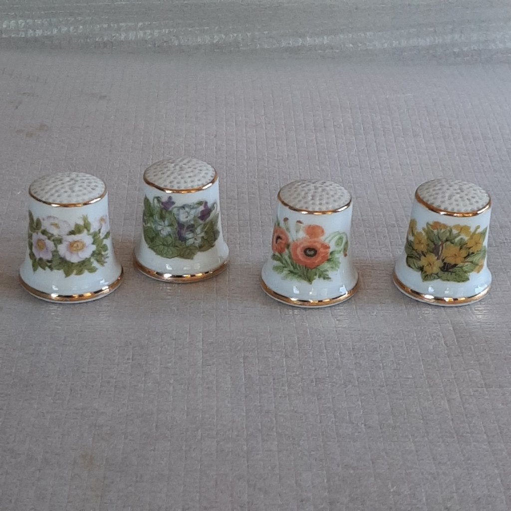 4 vintage vingerhoedjes porselein bloemen, Ophalen, Gebruikt, Porselein