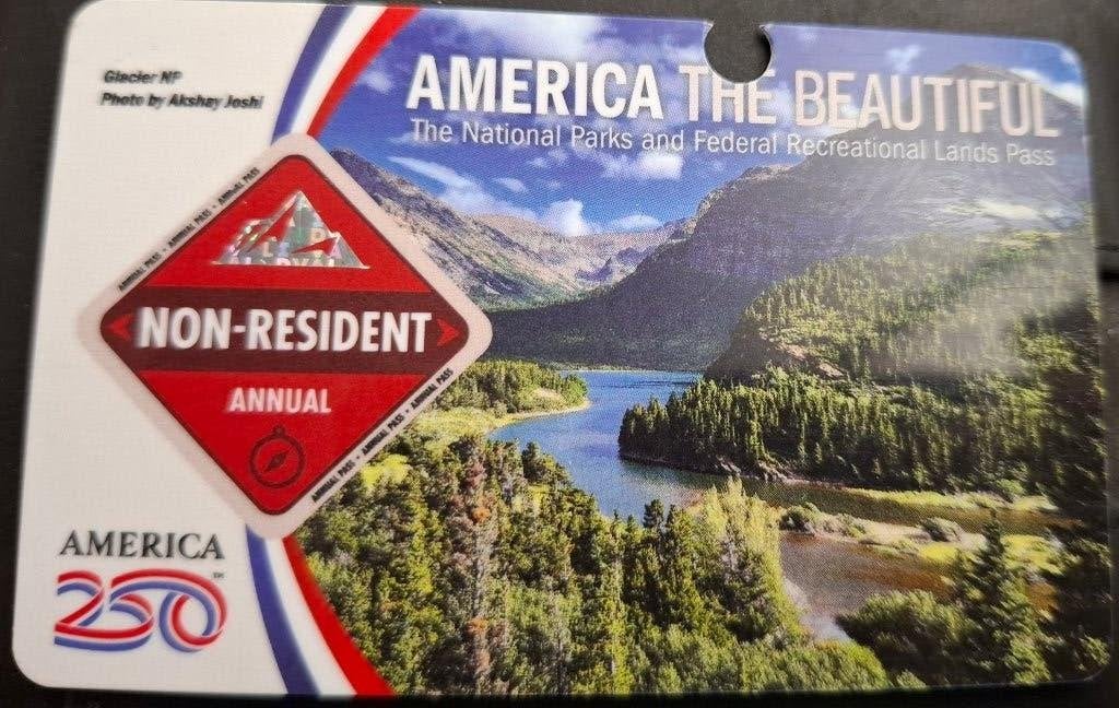 America The Beautiful pas, Drie personen of meer