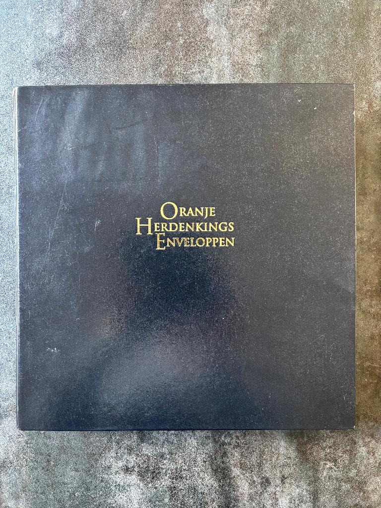 Speciaal album voor enveloppen van het koningshuis Oranjes, Postzegels en Munten, Ophalen of Verzenden, Verzamelalbum