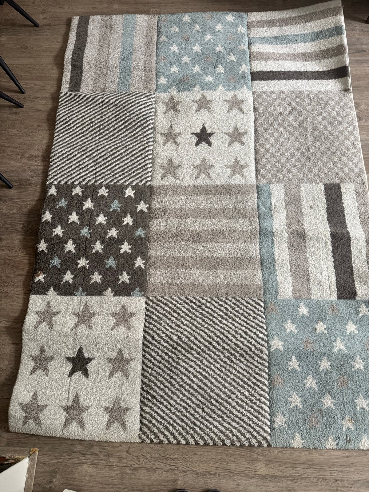 Vloerkleed met sterrenpatroon - grijs, blauw, wit, Huis en Inrichting, Stoffering | Tapijten en Kleden, Ophalen, Gebruikt, 100 tot 150 cm