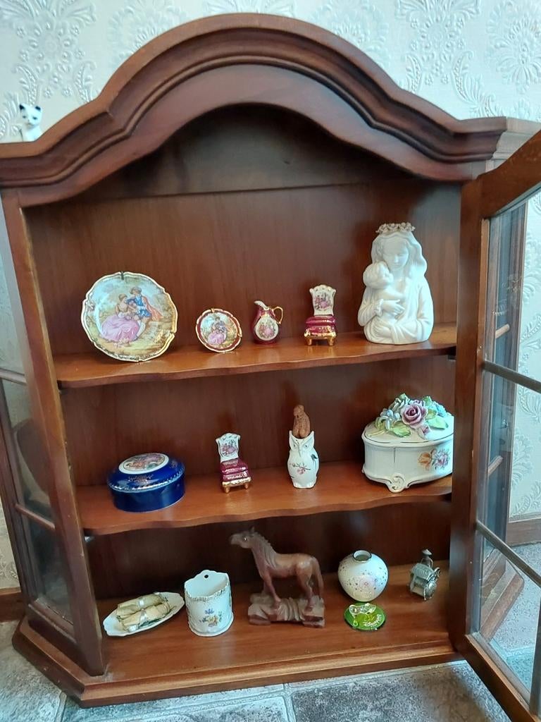 Klassieke houten vitrine met Duits porselein & meer, Ophalen
