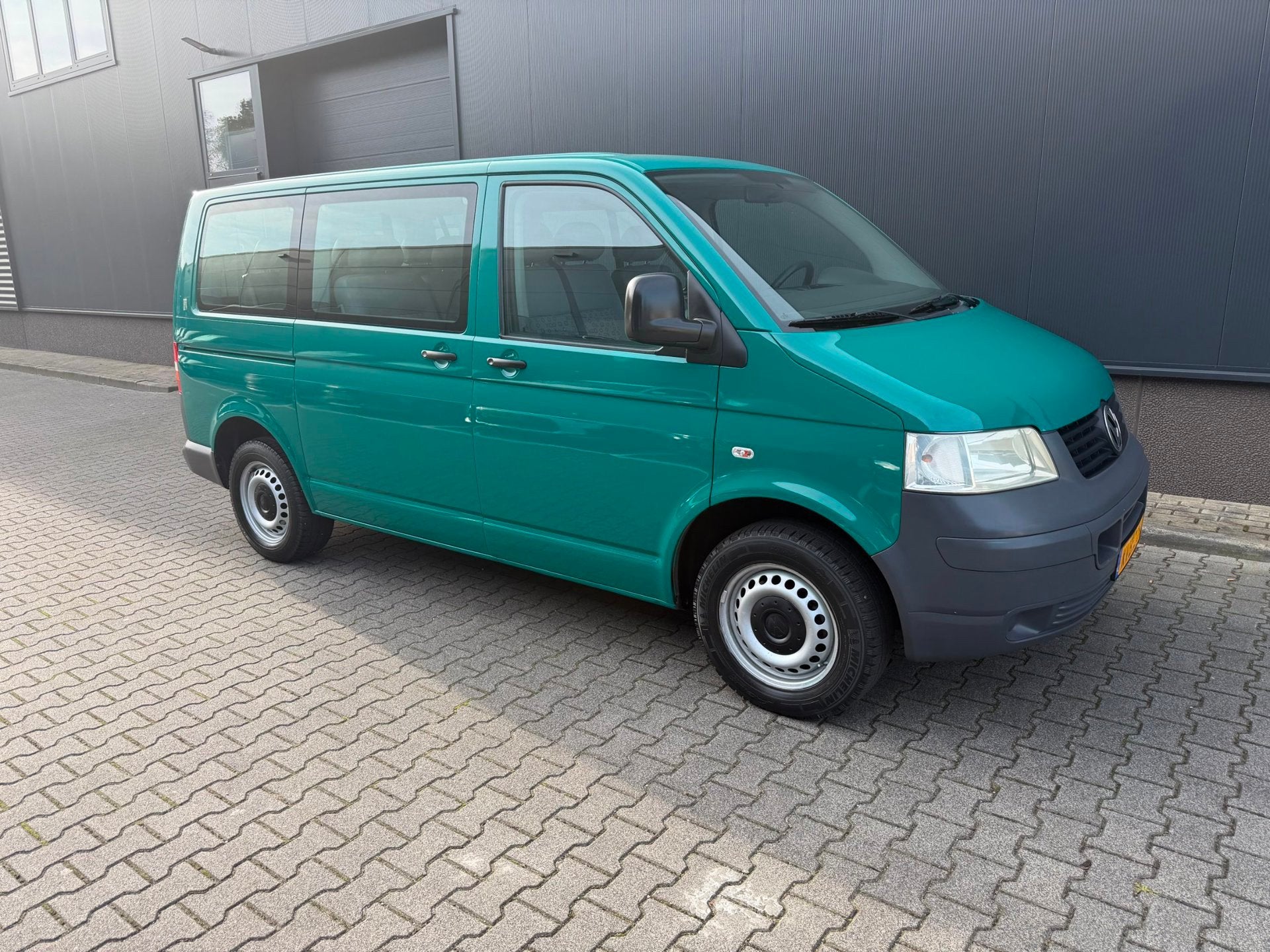 Volkswagen CARAVELLE 9 persoons met airco org km stand, Auto's, Voorwielaandrijving, Stof, Gebruikt, 4 cilinders